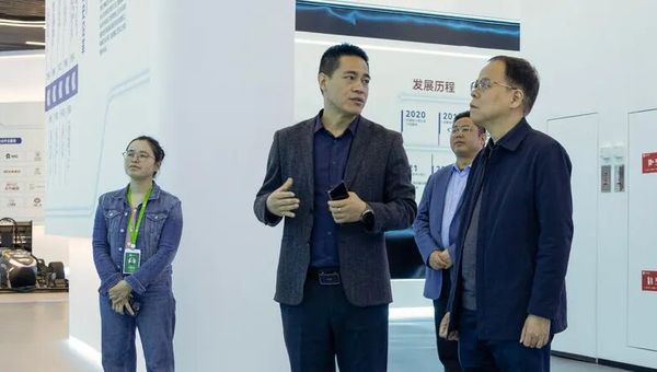 博思软件集团董事长陈航带队赴合肥工业大学智能制造技术研究院交流