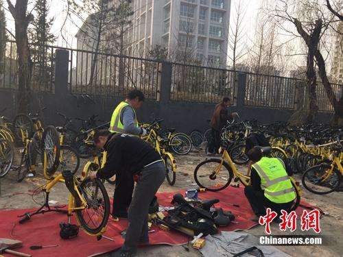 共享单车带“火”修车师傅,图为在北京某个共享单车维修点,修车师傅正在工作。<a target='_blank' data-cke-saved-href='http://www.chinanews.com/' href='http://www.chinanews.com/' _fcksavedurl='http://www.chinanews.com/' _fcksavedurl='http://www.chinanews.com/' ></table><p align=