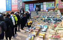 大学生做“快递小哥”有蔓延之势：为近利还是远谋？