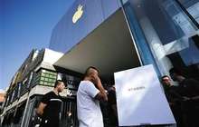 黄牛所售金色iPhone8比原价低500 一部赚两千成历史