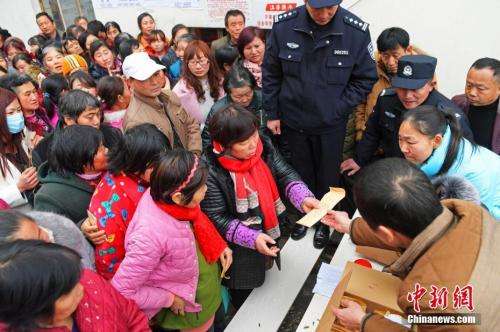 资料图：农民工领取工资。曹礼达 摄