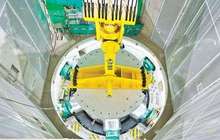 “华龙一号”全球首堆压力容器吊装成功