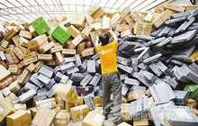 快递包装污染：包装回收不足10% 胶带降解需近百年