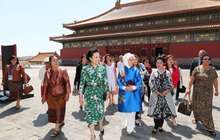 彭丽媛邀请“一带一路”论坛外方团长配偶参观故宫