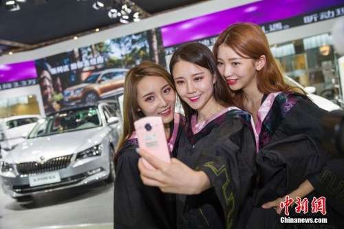 资料图:即将毕业的女大学生正在拍摄毕业照。张云 摄