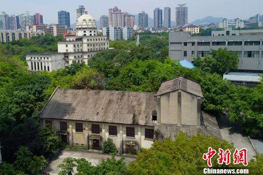 图为：重庆大学校园内的中央大学大礼堂旧址。　泱波 摄