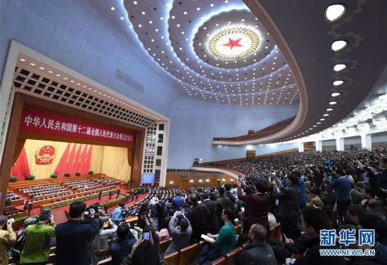 (两会·人大闭幕)(1)十二届全国人大五次会议在北京闭幕