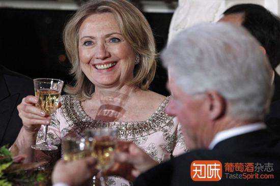 国国务卿希拉里?克林顿和丈夫美国前总统比尔?克林顿在白宫宴会上,图片来源:WSJ