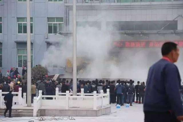 装载机突袭办公楼!山水水泥股权争斗上演全武行