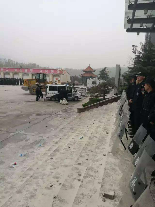 装载机突袭办公楼!山水水泥股权争斗上演全武行