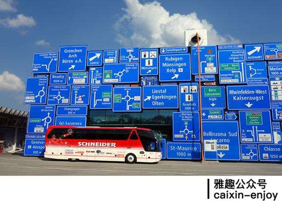 露天的公路展区,陈列着瑞士境内真正存在的路牌