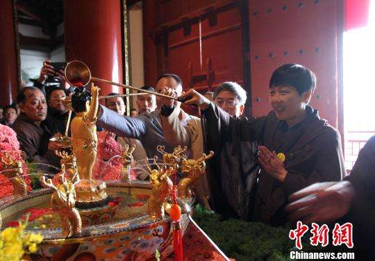 当日,佛教寺院普遍举办“浴佛节”法会,提醒自己保持身心清净,藉此启发内心的慈悲与智能。 飞雪 摄
