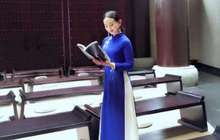 歌手申霏霏穿旗袍在国学馆留影 获赞“国学女神”