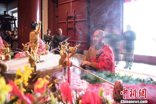 法会现场,中国佛教协会副会长、山西省佛教协会会长、大圣竹林寺住持妙江大和尚手捧太子圣像移步至大雄宝殿内,将圣像安奉于庄严坛城内。 飞雪 摄