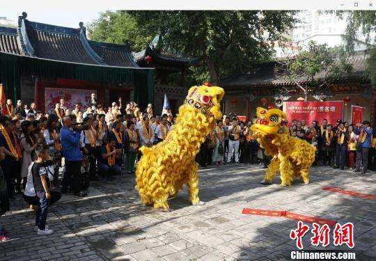 当日，在太原关帝庙，舞狮表演正在进行。　胡健 摄