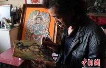 甘肃艺人墙皮“复制”敦煌壁画 “移入”寻常百姓家