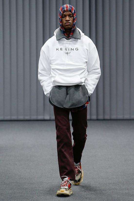 Balenciaga 2017秋冬男装系列中开云(Kering Group)的字样也被印上了衣服 图片来源:Balenciaga