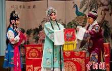 京剧武将演出时戏服里要穿“棉袄” 不管天多热