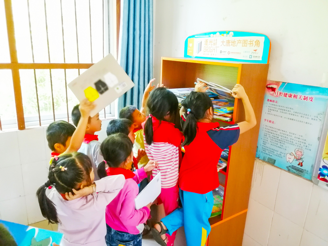 项目捐建的乡村小学班级图书角