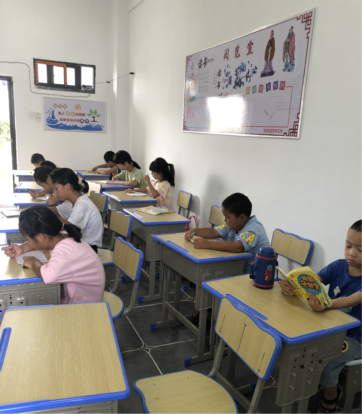 福建吉信德科技有限公司为员工子女专设的阅览室