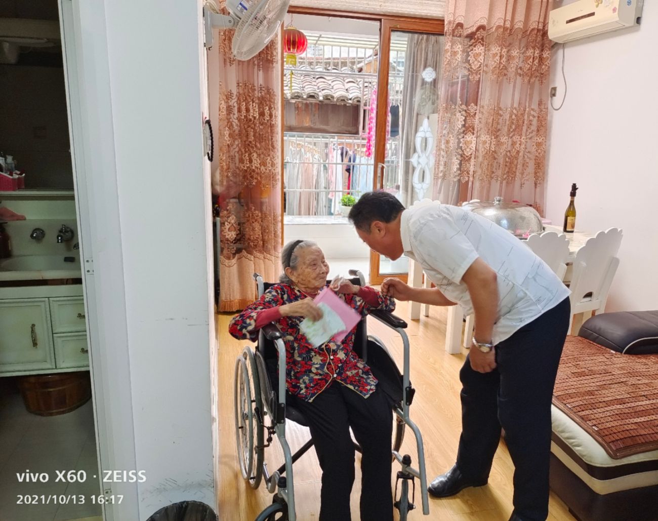 光泽县慈善总会开展2021年阳节慰问活动。图为县慈善总会会长吴舒平与老人们亲切交谈。