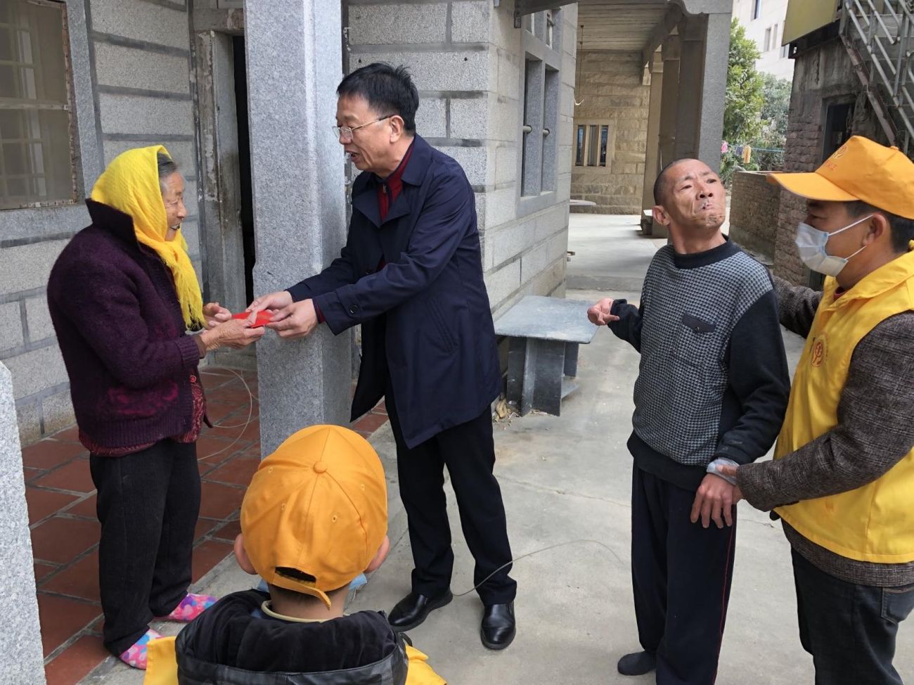 台商区慈善总会会长郭文田（左二）入户慰问困难群众