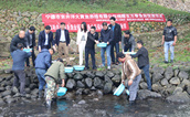 百万香鱼苗投放霍童溪 宁德市蕉城区慈善总会助力生态环境治理