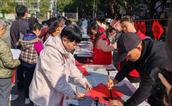 笔墨传情 慈善暖心——福州市鼓楼区慈善总会携手树兜社区开展写春联送福字公益活动