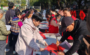 笔墨传情 慈善暖心——福州市鼓楼区慈善总会携手树兜社区开展写春联送福字公益活动