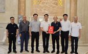 爱心人士陈伟治乐捐善款 南安市慈善总会常务副会长黄永俊为其颁发聘书