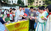 拾花赴秋 以爱传暖——福州市融侨小学开展爱心义卖活动