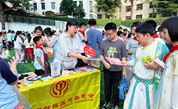 拾花赴秋 以爱传暖——福州市融侨小学开展爱心义卖活动