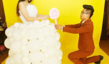 青岛：男子吹600个气球为女友做婚纱
