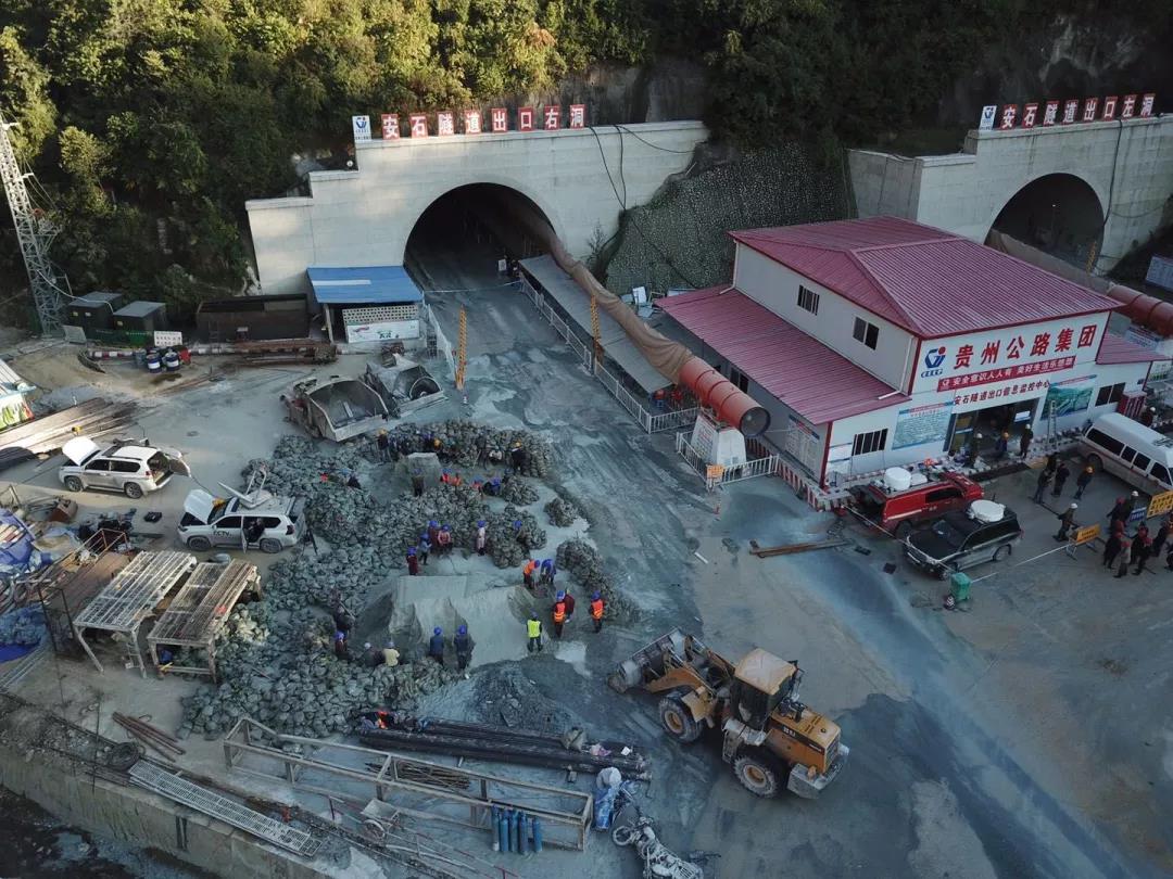 直击云南安石隧道突泥涌水:有人救工友被泥浆冲出40米