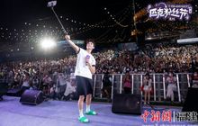 青年演员吴磊现身泉州：见证中国品牌崛起