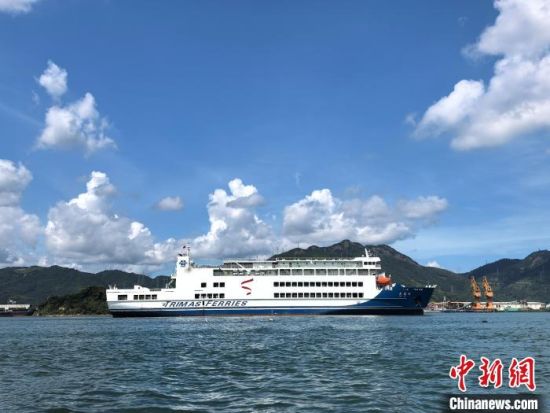 新造船舶加蓬籍“大德6”滚装客轮2日在宁德口岸赛江港区完成边防检查手续后，开航奔赴印度尼西亚。严贵翔 摄