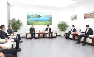 吉林省闽商总商会会长郑国全陪同香港、澳大利亚工商界一行赴梅河口考察