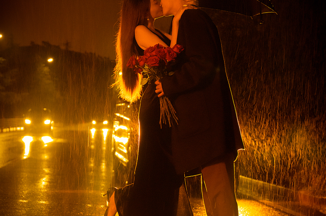 漫步雨中，应该是爱情的氛围~